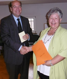 Bild zeigt 40 jähriges Jubiläum Frau Ingrid Linz mit Dr. Grasshof Präsident des Verwaltungsgerichts